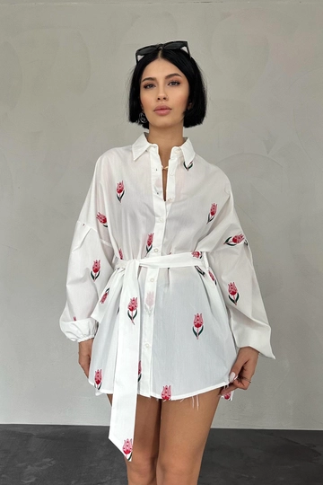 A wholesale clothing model wears  Voile Length Embroidery Belted Shirt - Red
, Turkish wholesale Tunic of Elisa