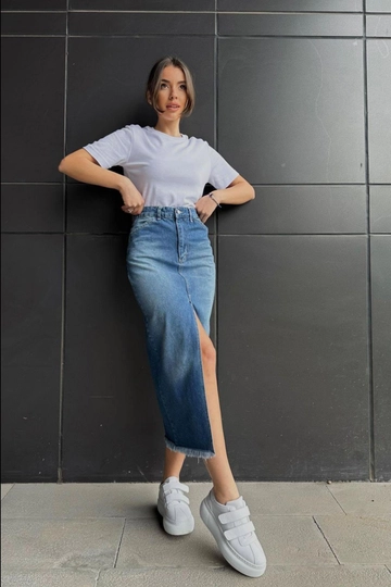 Bir model, Elisa toptan giyim markasının  Yırtmaçlı Kot Etek - Mavi
 toptan Etek ürününü sergiliyor.