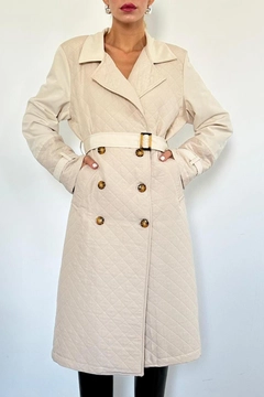 A wholesale clothing model wears els11796-quilted-trench-coat-beige, Turkish wholesale Trenchcoat of Elisa