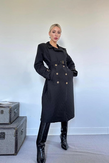 Een kledingmodel uit de groothandel draagt  Gewatteerde trenchcoat - Zwart
, Turkse groothandel Trenchcoat van Elisa