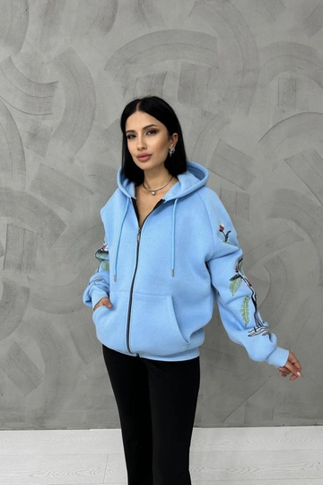 Ein Bekleidungsmodell aus dem Großhandel trägt  Besticktes Sweatshirt – Blau
, türkischer Großhandel Sweatshirt von Elisa