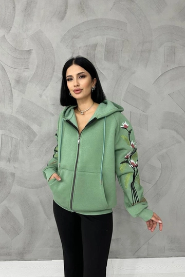 Een kledingmodel uit de groothandel draagt  Geborduurd sweatshirt - Kaki
, Turkse groothandel Sweatshirt van Elisa