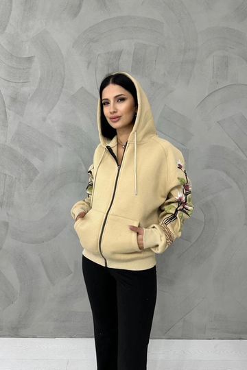 Ein Bekleidungsmodell aus dem Großhandel trägt  Besticktes Sweatshirt – Nerz
, türkischer Großhandel Sweatshirt von Elisa