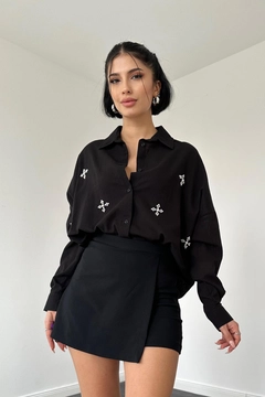 A wholesale clothing model wears els11838-beyoğlu-stoned-pearled-linen-shirt-black, Turkish wholesale Tunic of Elisa