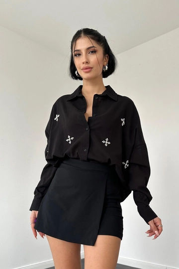 A wholesale clothing model wears  Beyoğlu Stoned Pearled Linen Shirt - Black
, Turkish wholesale Tunic of Elisa