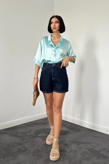 Bir model, Elisa toptan giyim markasının  Summer Şort - Mavi
 toptan Şort ürününü sergiliyor.