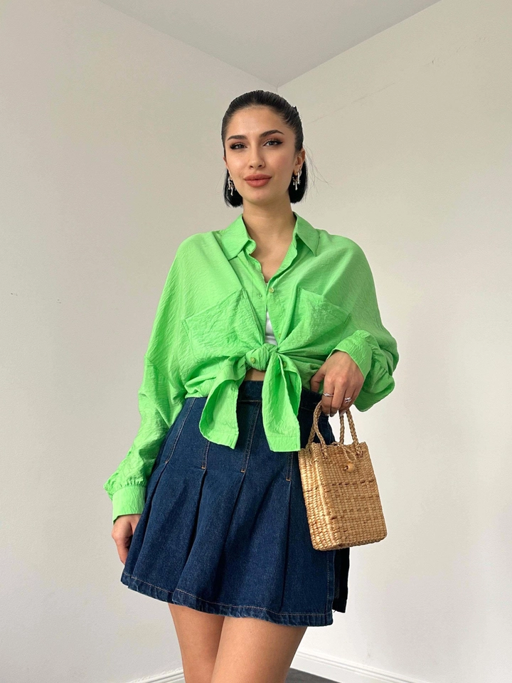 A wholesale clothing model wears els11973-classic-pattern-double-pocket-sleeves-gathered-shirt-green, Turkish wholesale Shirt of Elisa