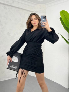 Ein Bekleidungsmodell aus dem Großhandel trägt ELO10001 - Pleated Dress - Black, türkischer Großhandel Kleid von Ello