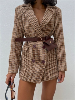 Una modella di abbigliamento all'ingrosso indossa 21668 - Jacket - Brown, vendita all'ingrosso turca di Giacca di Ello