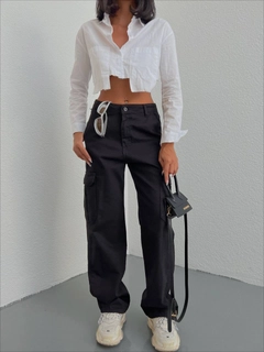 Bir model, Ello toptan giyim markasının 30555 - Pants - Black toptan Pantolon ürününü sergiliyor.