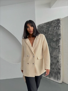 Bir model, Ello toptan giyim markasının 30837 - Jacket - Beige toptan Ceket ürününü sergiliyor.