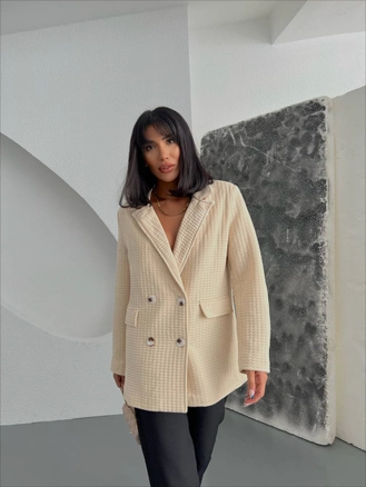 A model wears 30837 - Jacket - Beige, wholesale undefined of Ello to display at Lonca