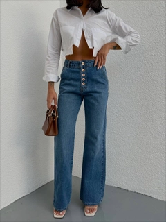 Bir model, Ello toptan giyim markasının 30843 - Jeans - Blue toptan Kot Pantolon ürününü sergiliyor.