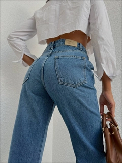 Bir model, Ello toptan giyim markasının 30843 - Jeans - Blue toptan Kot Pantolon ürününü sergiliyor.