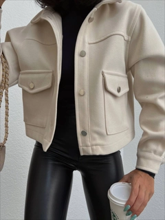 Bir model, Ello toptan giyim markasının 32078 - Crop Jacket - Cream toptan Ceket ürününü sergiliyor.