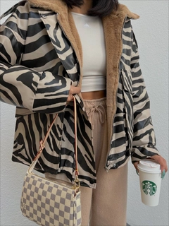 Bir model, Ello toptan giyim markasının 36889 - Zebra Design Coat - Beige toptan Kaban ürününü sergiliyor.