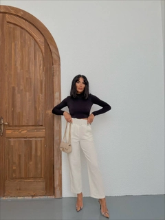 Una modella di abbigliamento all'ingrosso indossa 36244 - Pants - Ecru, vendita all'ingrosso turca di Pantaloni di Ello