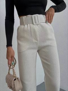 Una modella di abbigliamento all'ingrosso indossa 36244 - Pants - Ecru, vendita all'ingrosso turca di Pantaloni di Ello