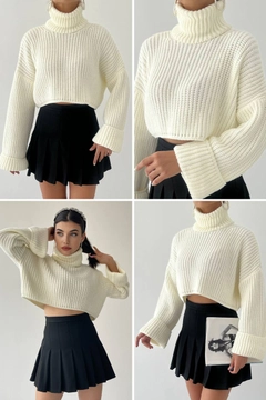 Ein Bekleidungsmodell aus dem Großhandel trägt 28388 - Sweater - Ecru, türkischer Großhandel Pullover von Etika