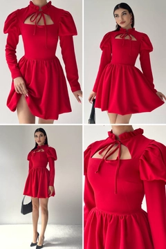Bir model, Etika toptan giyim markasının 28401 - Dress - Red toptan Elbise ürününü sergiliyor.