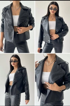 Ένα μοντέλο χονδρικής πώλησης ρούχων φοράει 29599 - Jacket - Black, τούρκικο Μπουφάν χονδρικής πώλησης από Etika
