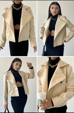 Een kledingmodel uit de groothandel draagt 29601 - Jacket - Beige, Turkse groothandel Jasje van Etika