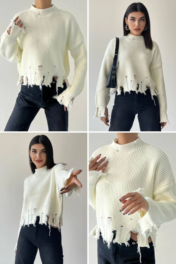Een kledingmodel uit de groothandel draagt 30553 - Sweater - Ecru, Turkse groothandel Trui van Etika
