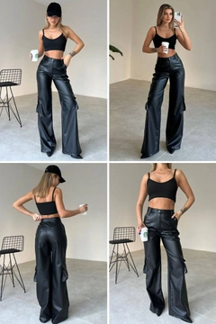 Bir model, Etika toptan giyim markasının 32927 - Pants - Black toptan Pantolon ürününü sergiliyor.
