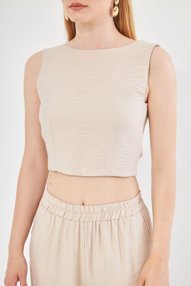 Evable Bequeme Bluse Mit Geschlossenem Halsausschnitt Offenem Rücken Und Gürtel In Beige Großhandelskleidung Lässig