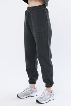 Ein Bekleidungsmodell aus dem Großhandel trägt 44270 - Seal Pocket Sweatpants - Khaki, türkischer Großhandel Jogginghose von Evable