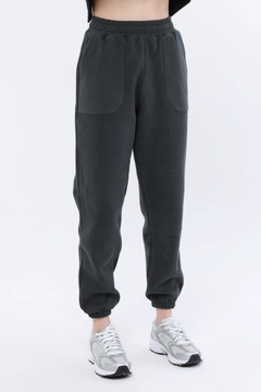 Hurtowa modelka nosi 44270 - Seal Pocket Sweatpants - Khaki, turecka hurtownia Spodnie dresowe firmy Evable