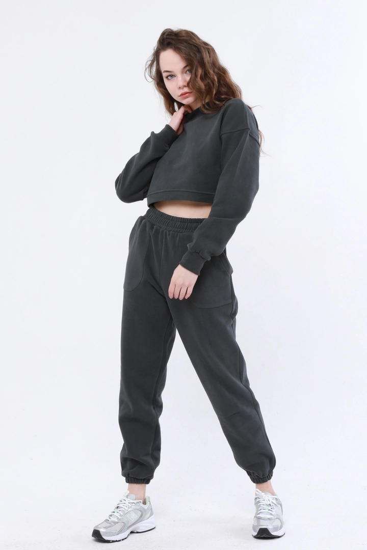 Ein Bekleidungsmodell aus dem Großhandel trägt 44270 - Seal Pocket Sweatpants - Khaki, türkischer Großhandel Jogginghose von Evable