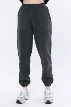 Bir model, Evable toptan giyim markasının 44270 - Seal Pocket Sweatpants - Khaki toptan Eşofman Altı ürününü sergiliyor.