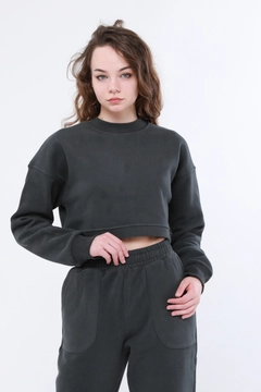 Ein Bekleidungsmodell aus dem Großhandel trägt 44271 - Cross Crop Sweatshirt - Khaki, türkischer Großhandel Oberteil von Evable