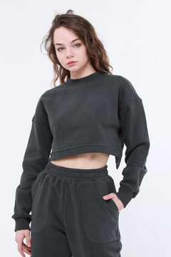 Een kledingmodel uit de groothandel draagt 44271 - Cross Crop Sweatshirt - Khaki, Turkse groothandel Crop-top van Evable