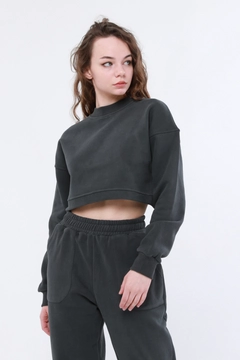 Ένα μοντέλο χονδρικής πώλησης ρούχων φοράει 44271 - Cross Crop Sweatshirt - Khaki, τούρκικο Crop top χονδρικής πώλησης από Evable
