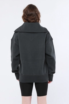A wholesale clothing model wears EVA10001 - Swol Open Neck Half-Zip Sweatshirt - Khaki, Turkish wholesale Sweatshirt of Evable