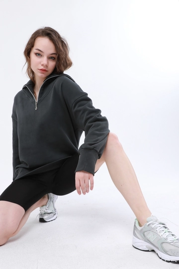 Bir model, Evable toptan giyim markasının  Swol Açık Boyunlu Yarı Fermuarlı Sweatshirt - Haki
 toptan Sweatshirt ürününü sergiliyor.