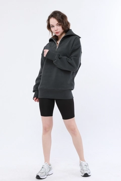 A wholesale clothing model wears EVA10001 - Swol Open Neck Half-Zip Sweatshirt - Khaki, Turkish wholesale Sweatshirt of Evable