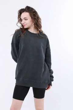 Ein Bekleidungsmodell aus dem Großhandel trägt 44304 - Lol Crew Neck Oversize Women Sweatshirt - Khaki, türkischer Großhandel Sweatshirt von Evable