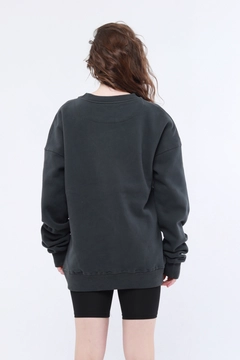 Veleprodajni model oblačil nosi 44304 - Lol Crew Neck Oversize Women Sweatshirt - Khaki, turška veleprodaja Pulover od Evable