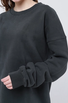 A wholesale clothing model wears 44304 - Lol Crew Neck Oversize Women Sweatshirt - Khaki, Turkish wholesale Sweatshirt of Evable