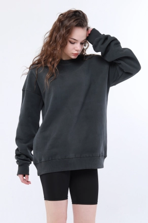 A model wears 44304 - Lol Crew Neck Oversize Women Sweatshirt - Khaki, wholesale Sweatshirt of Evable to display at Lonca