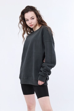 Een kledingmodel uit de groothandel draagt 44304 - Lol Crew Neck Oversize Women Sweatshirt - Khaki, Turkse groothandel Sweatshirt van Evable
