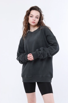 A wholesale clothing model wears 44304 - Lol Crew Neck Oversize Women Sweatshirt - Khaki, Turkish wholesale Sweatshirt of Evable
