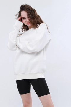 Bir model, Evable toptan giyim markasının 44313 - Epho Crew Neck Oversize Women Sweatshirt - White toptan Sweatshirt ürününü sergiliyor.