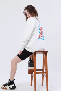 Ein Bekleidungsmodell aus dem Großhandel trägt 44313 - Epho Crew Neck Oversize Women Sweatshirt - White, türkischer Großhandel Sweatshirt von Evable