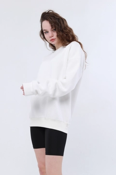 Een kledingmodel uit de groothandel draagt 44313 - Epho Crew Neck Oversize Women Sweatshirt - White, Turkse groothandel Sweatshirt van Evable