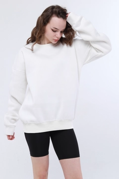 Bir model, Evable toptan giyim markasının 44313 - Epho Crew Neck Oversize Women Sweatshirt - White toptan Sweatshirt ürününü sergiliyor.