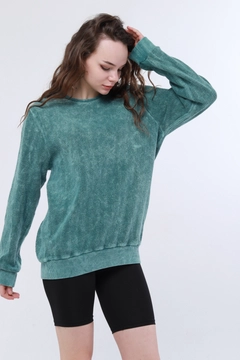 Bir model, Evable toptan giyim markasının 44474 - Noh001 Woman Sweatshirt - Green toptan Sweatshirt ürününü sergiliyor.